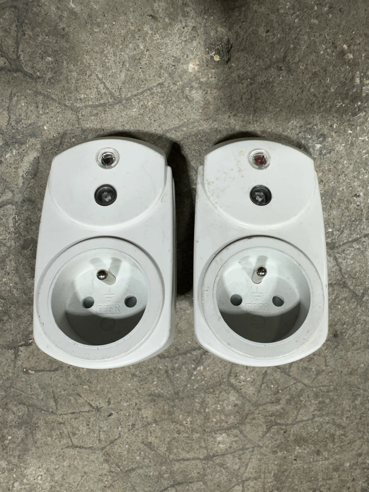 2 PRISES TELECOMMANDEES