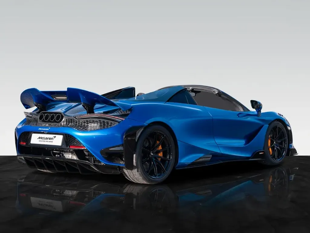 McLaren 765LT Spider arrière trois quarts jantes noires et carbone showroom McLaren