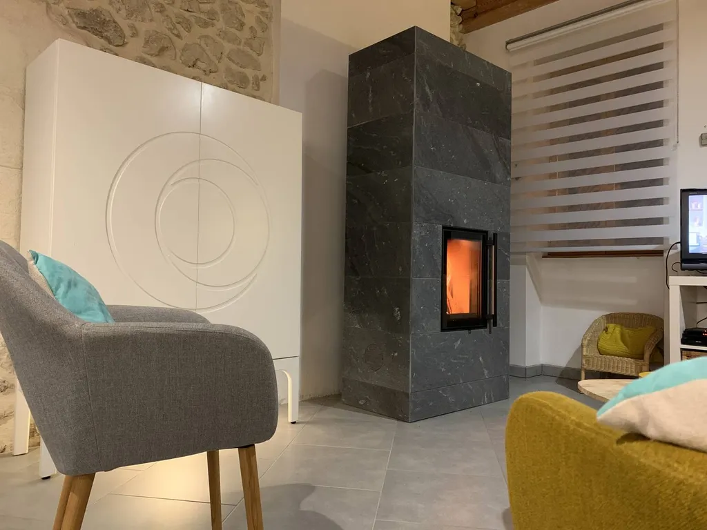 Décoration intérieure avec poêle à bois design pierre naturelle