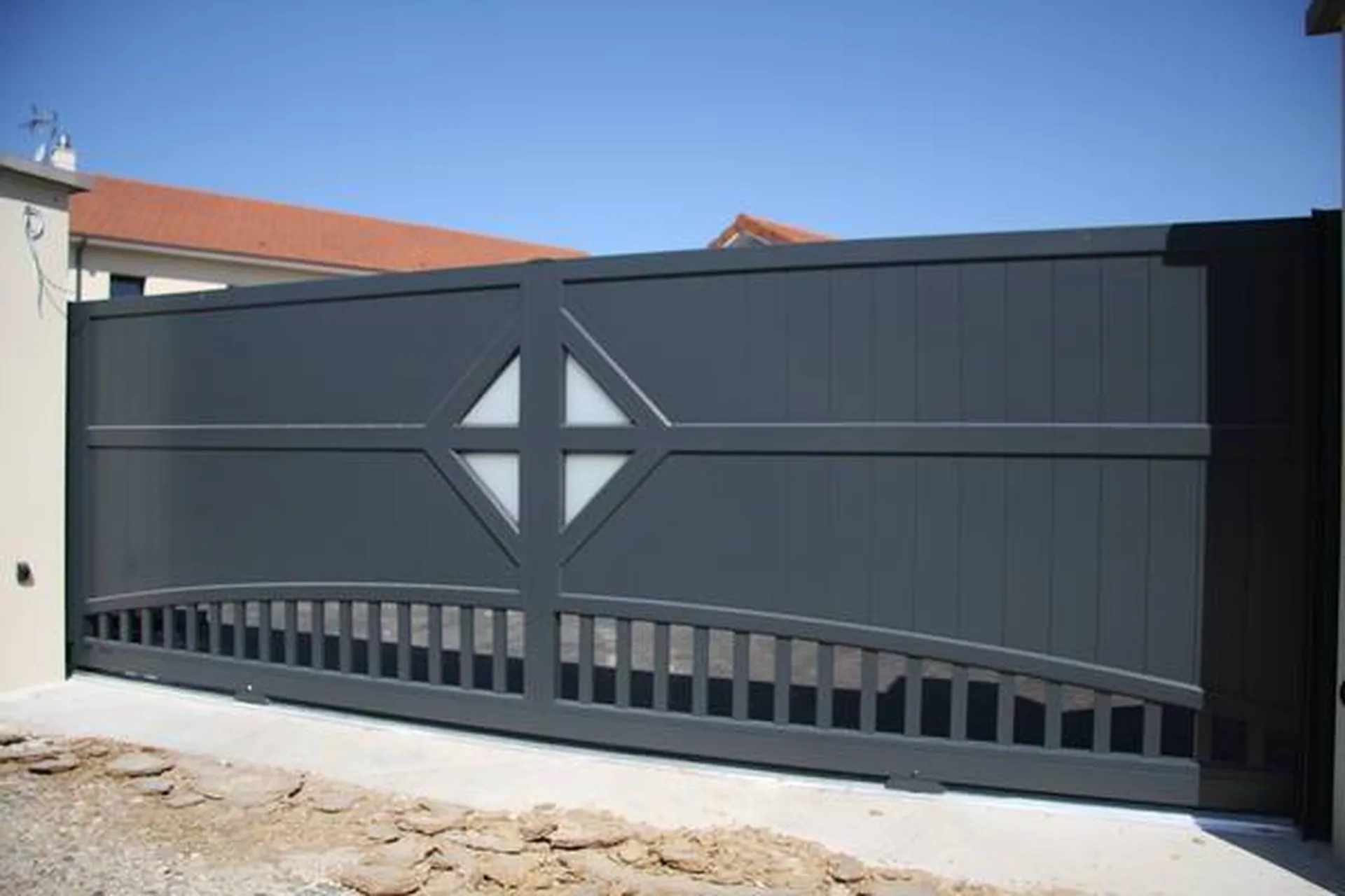 Portail en aluminium installé par la MENUISERIE GARCIN à Trets