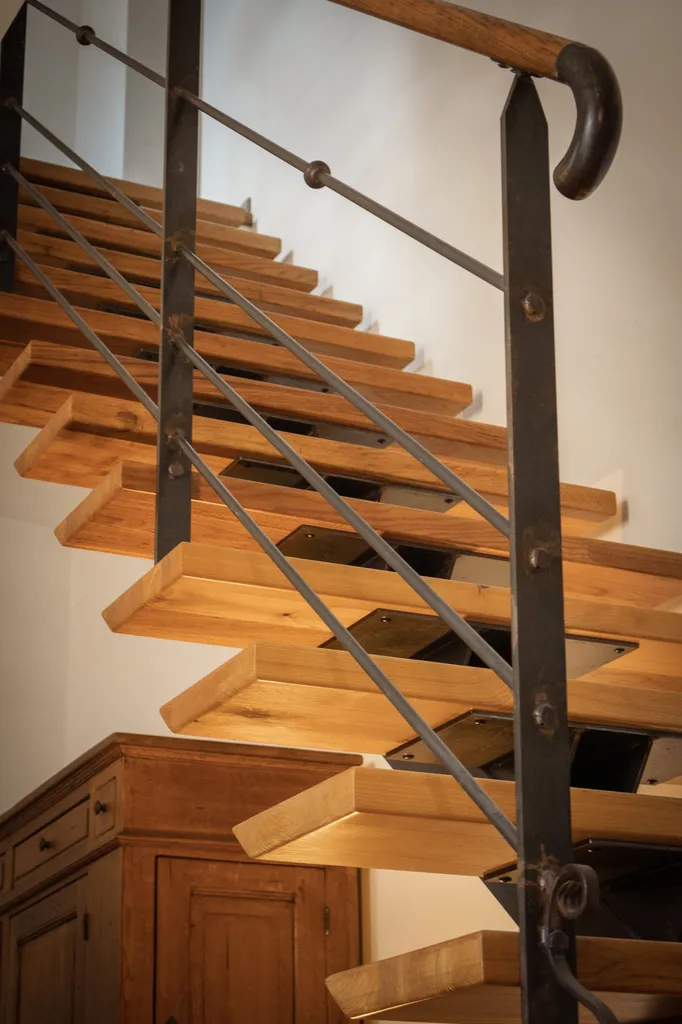 Escalier bois et fer sur mesure avec limon central et garde-corps forgé à la main à Lanas