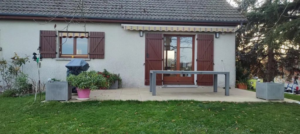 Installation de volets roulants solaires en aluminium motorisés avec moustiquaires intégrées à Neuilly-Crimolois pour confort thermique durable