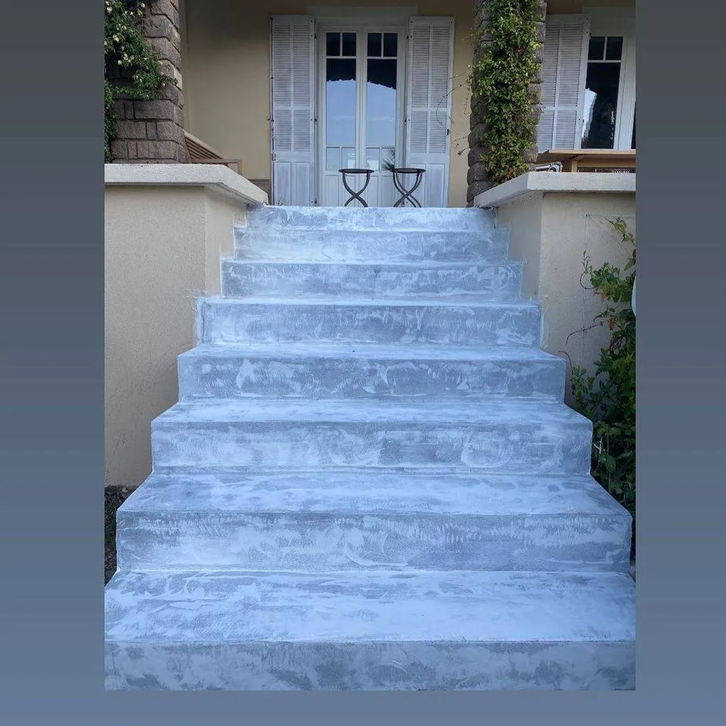 Après la préparation d’un escalier extérieur en béton ciré TERRE DU MONDE