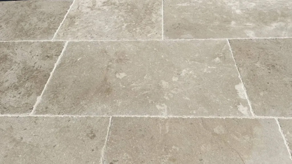 Matériaux Ancestral, la pierre de Dordogne pour dallage intérieur et extérieur, de Bordeaux à Lyon et de Paris à Nice.