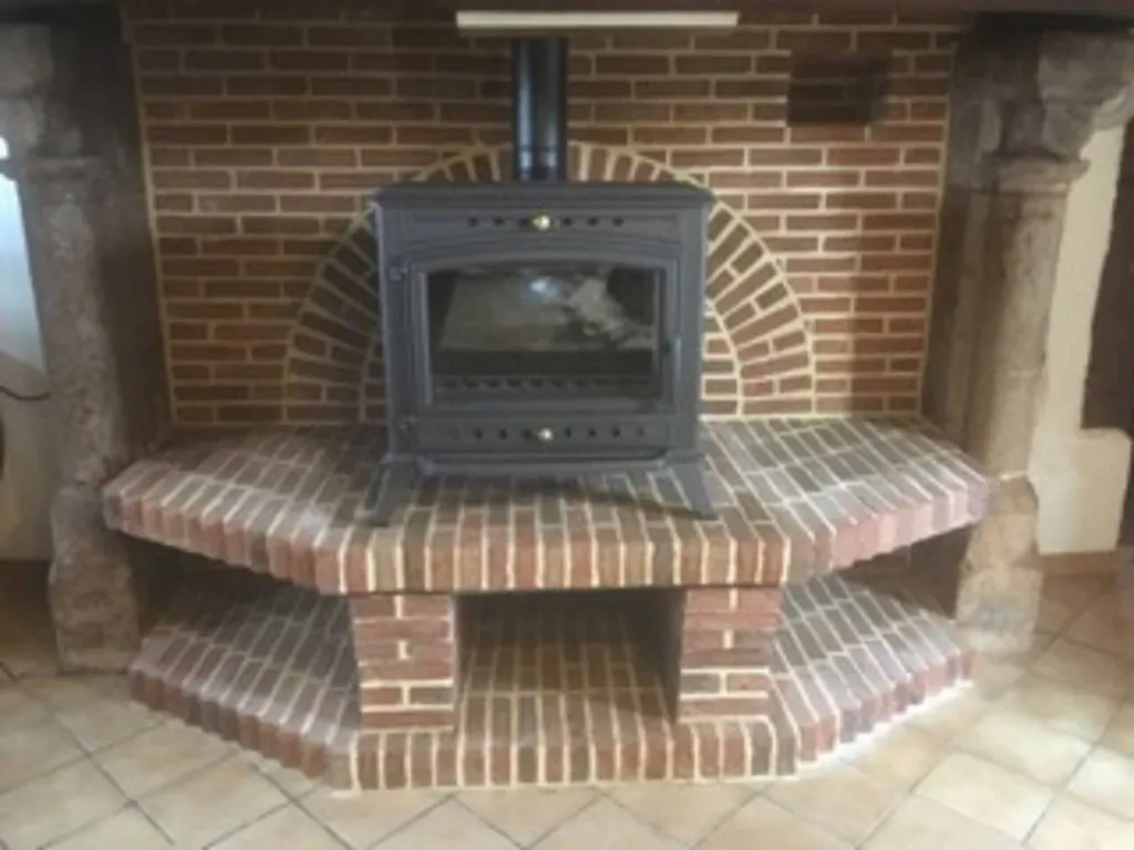 POse de poèle à bois dans la cheminée proche de Valmont76