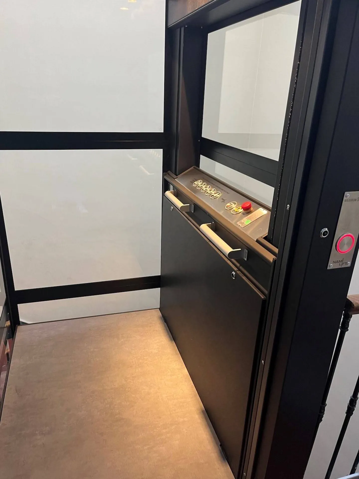 Panneau de commandes de cet ascenseur privatif sur 5 niveaux en intérieur à Marseille