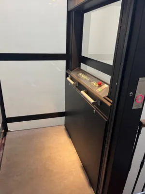 Panneau de commandes de cet ascenseur privatif sur 5 niveaux en intérieur à Marseille