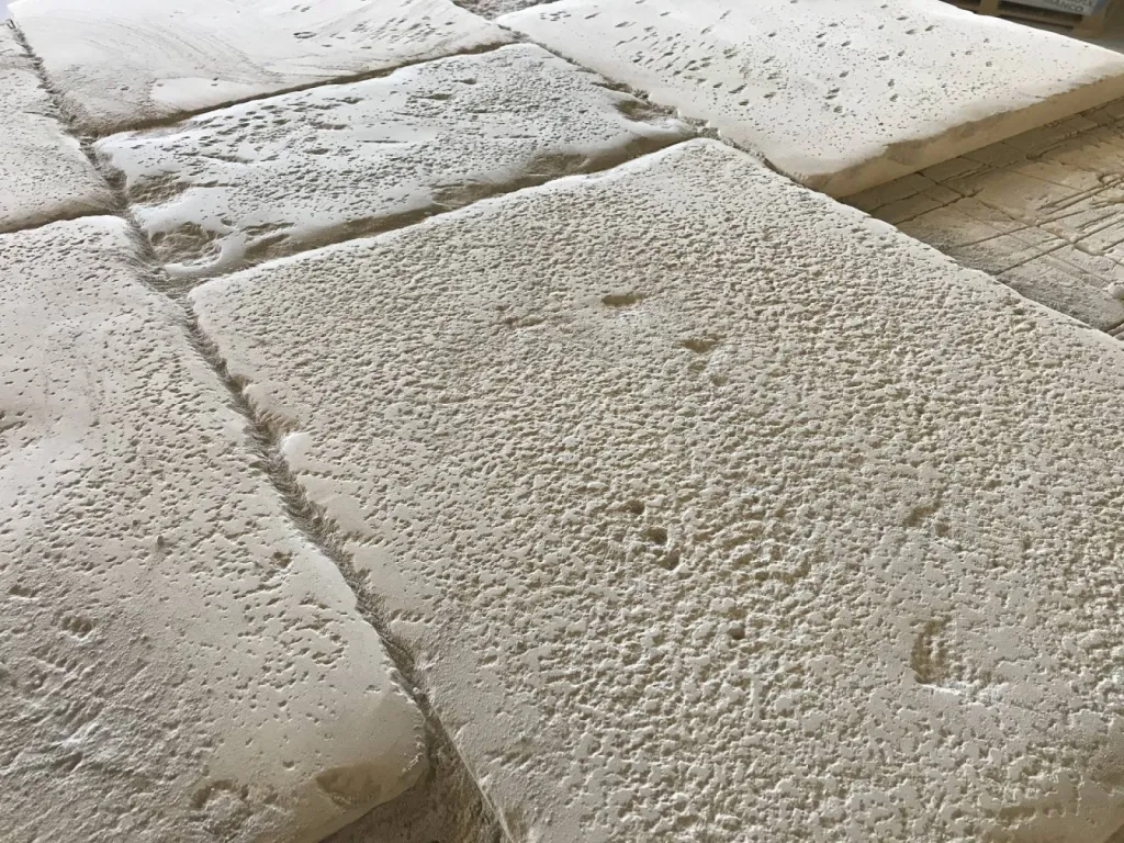 Dallage ancien, bassin Romain, plage, terrasse extérieure, margelle de piscine en pierre naturelle Dallage intérieur en pierre naturelle 36 rue de Bourgogne à Paris sur RDV