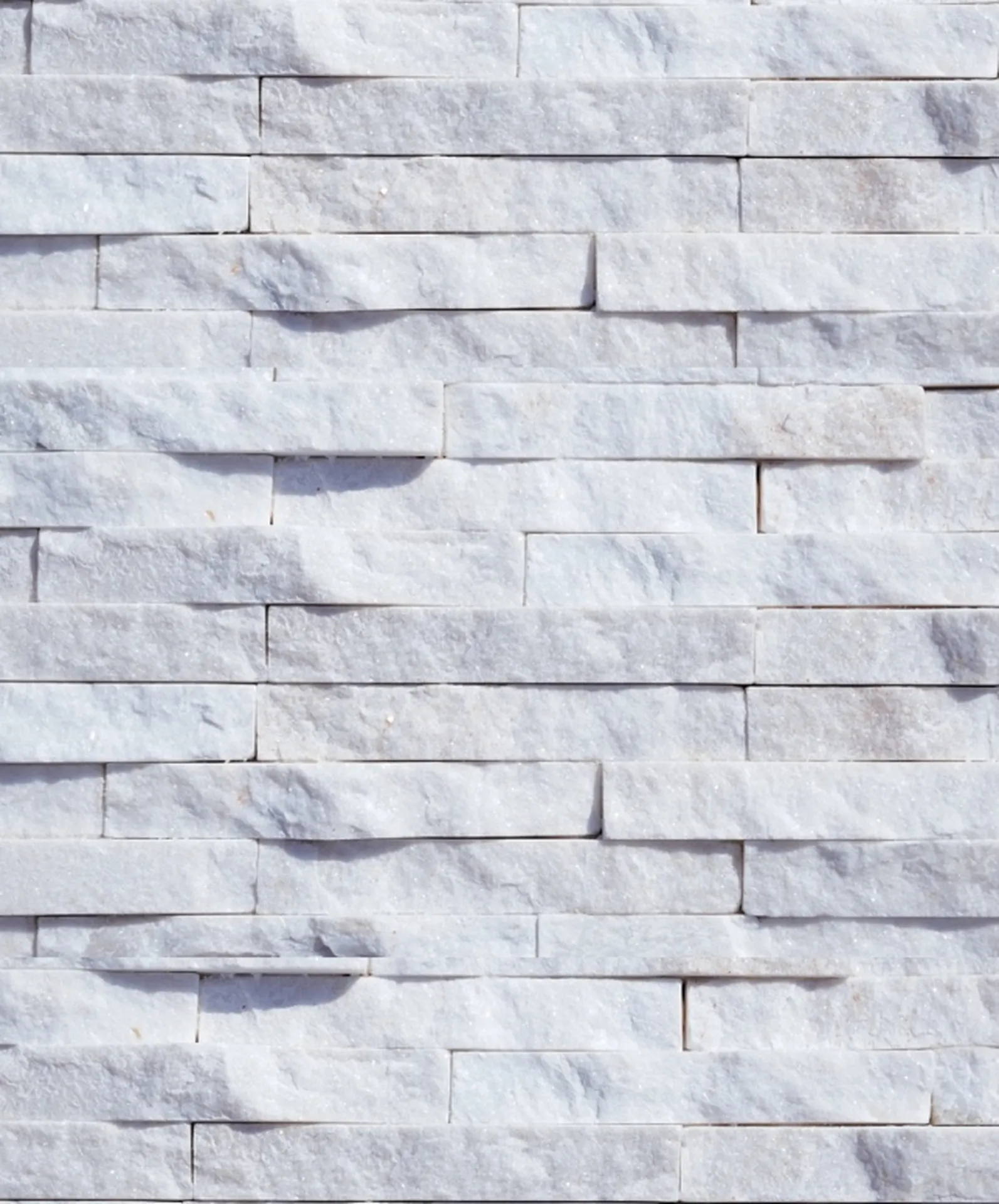 parement sur mur blanc quartz