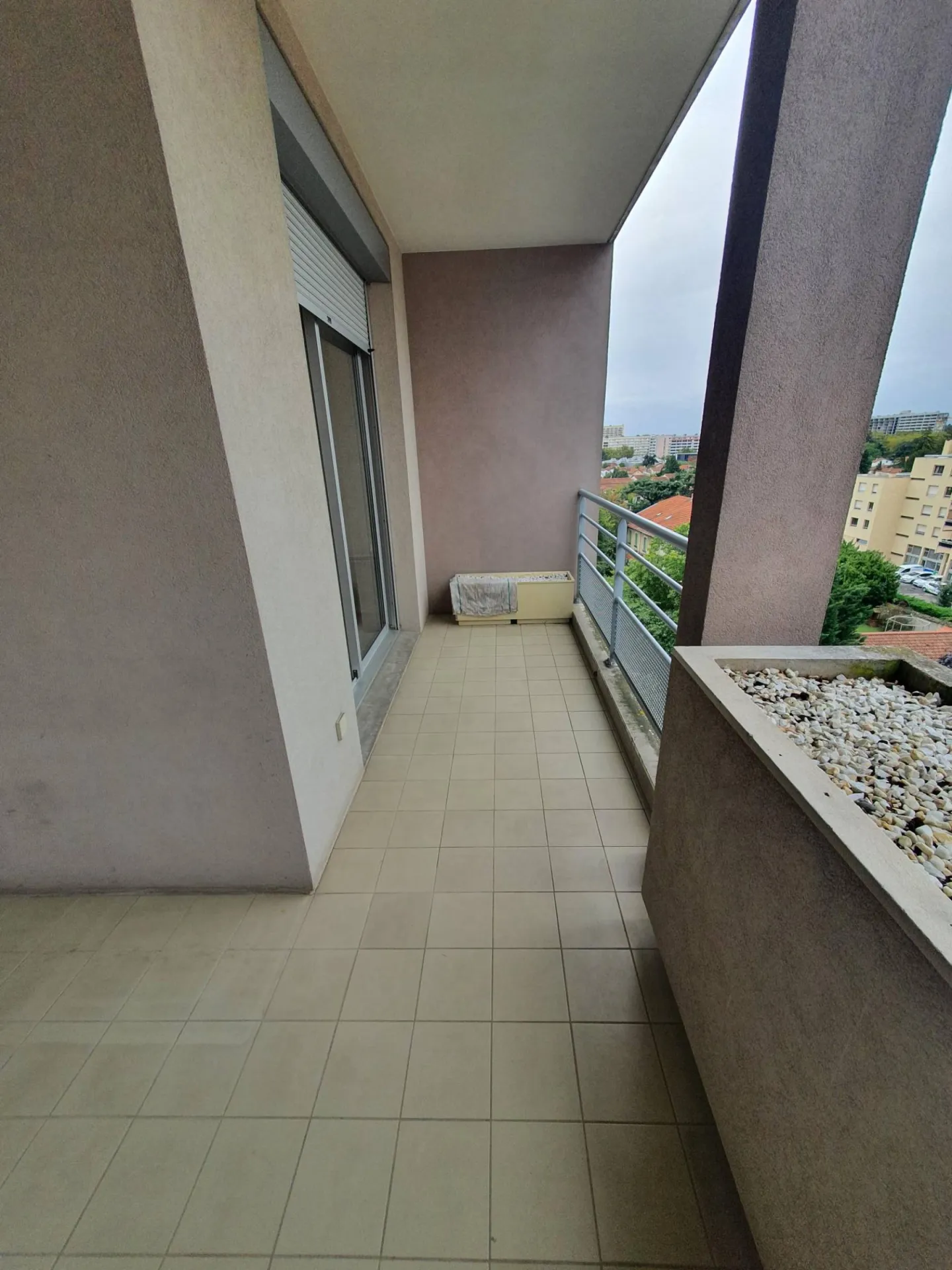Location d'un bel appartement avec grande terrasse et garage proche de Lyon 8