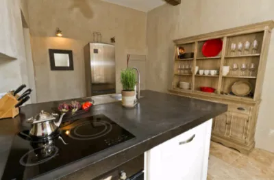 Aménagement et décoration d’un bastidon provençal transformé en gîte de charme à Cadenet dans le Vaucluse