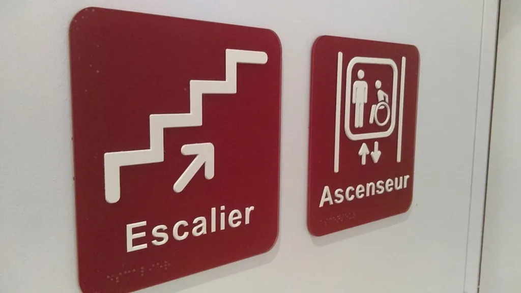 Création et pose de plaques de signalétique adaptée intégrant la charte graphique d’entreprise pour des locaux professionnels à Valence dans la Drôme