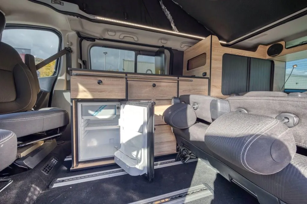 Spécialiste de l'Aménagement van 7 places sur-mesure à Annecy : configuration famille avec audio intégré pour la Haute-Savoie