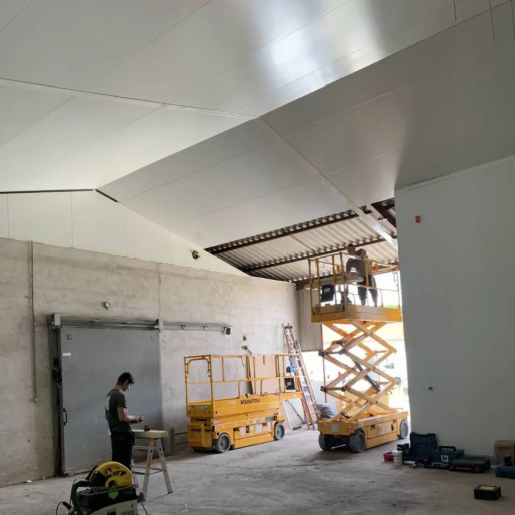 fabrication d'une chambre froide avec plafond en double pente suivant la toiture pour gain de place pour un producteur de fraises 