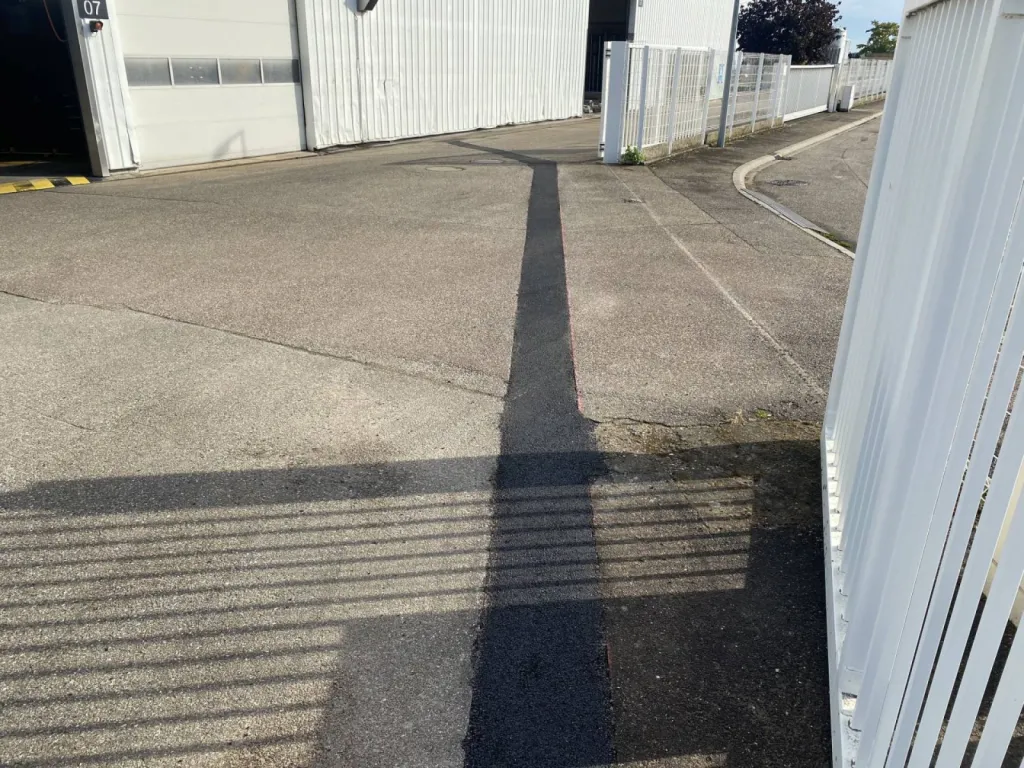 Tranchée en enrobé d'une entreprise à Duppigheim, près de Strasbourg CLK 