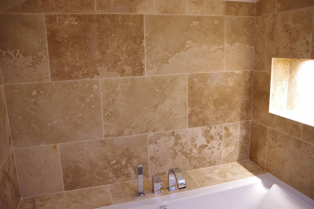 Poser du travertin mix dans une salle de bain en Gironde