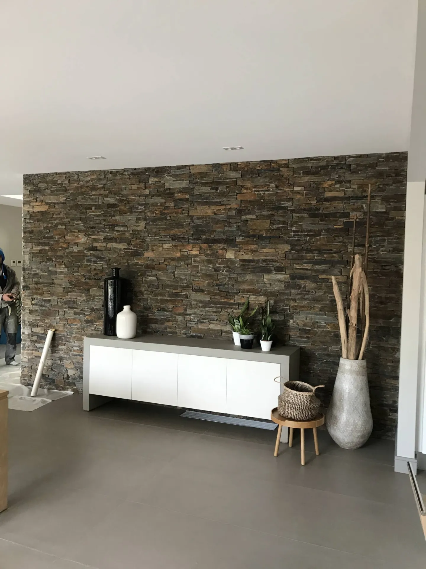 Artisan peintre spécialiste du revêtement décoratif sur meubles, sols et murs à Antibes dans les Alpes Maritimes 06