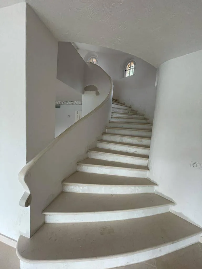 Escalier en pierre naturelle beige 