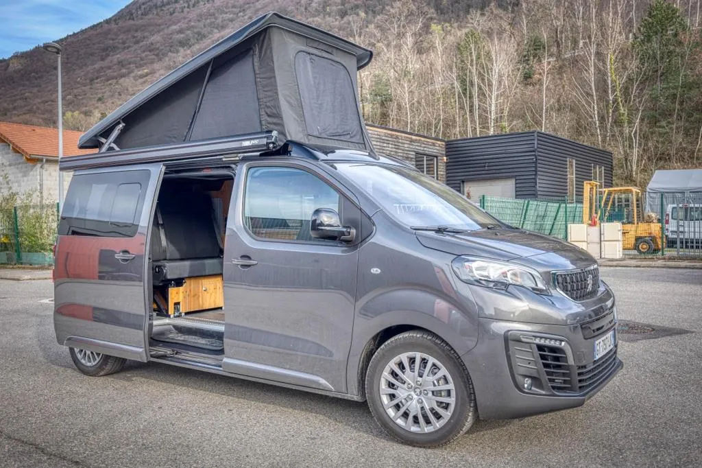 Spécialiste de pose de toit relevable sur-mesure Peugeot e-Expert M électrique à Paris : installation homologuée en Île-de-France