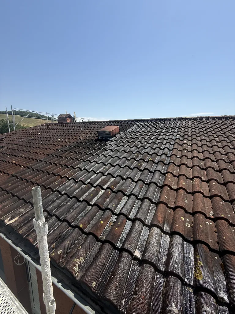 Artisans couvreurs pour nettoyage de toiture avec produits français à Montastruc-la-Conseillère (31380) : entretien et durabilité par PLM Frères.