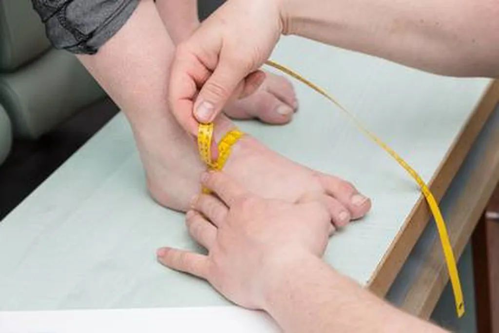 Prise de mesure du pied en Normandie