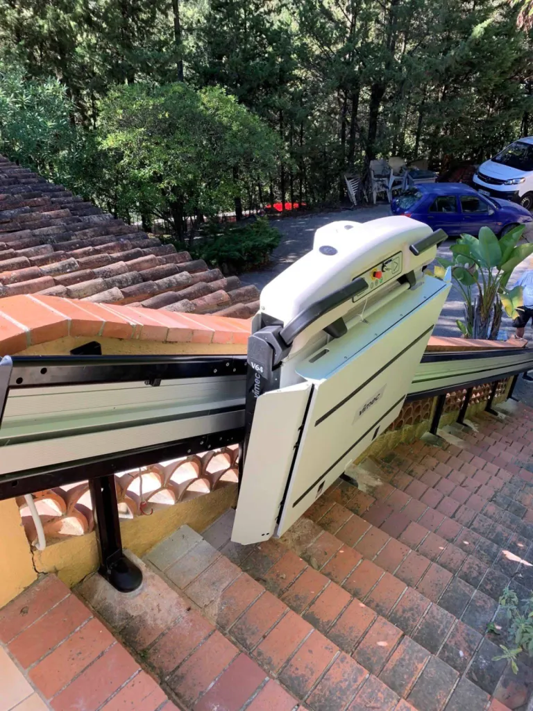 Installation d’une plateforme oblique VIMEC V64 sur un escalier droit : accessibilité et intégration parfaite dans un environnement paysager