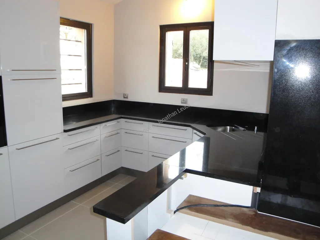 Plan de travail en Granit Noir du Zimbabwé finition poli brillant.