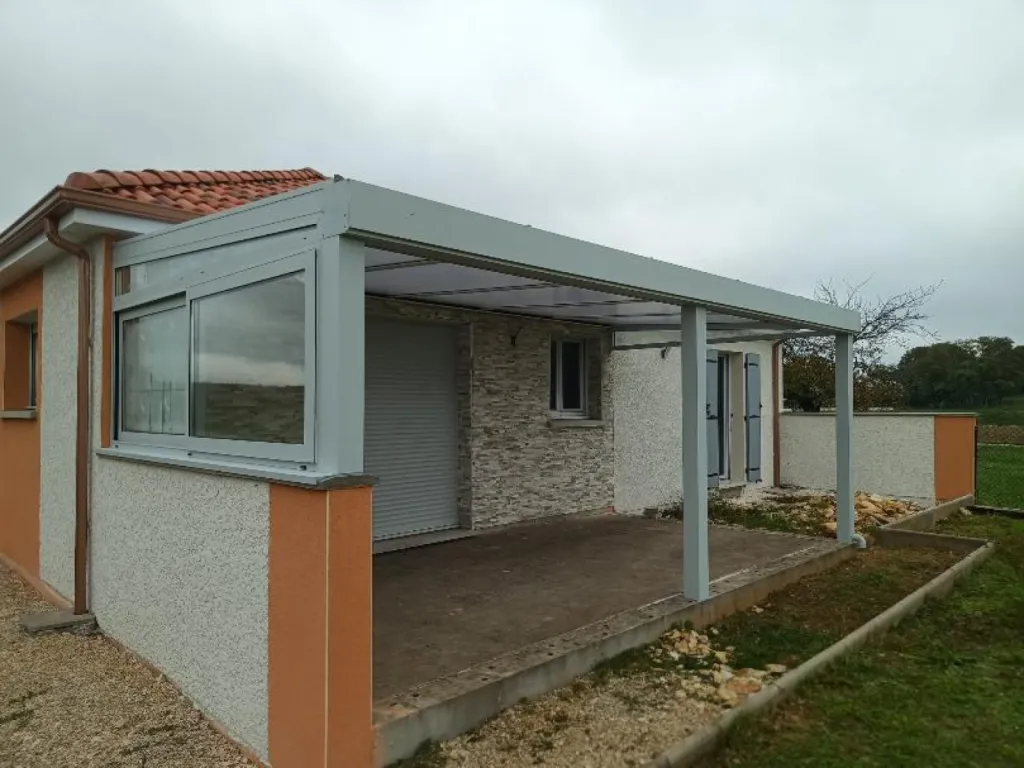 Installation d'une pergola aluminium à rupture thermique avec panneaux polycarbonate opale à Licey-sur-Vingeanne