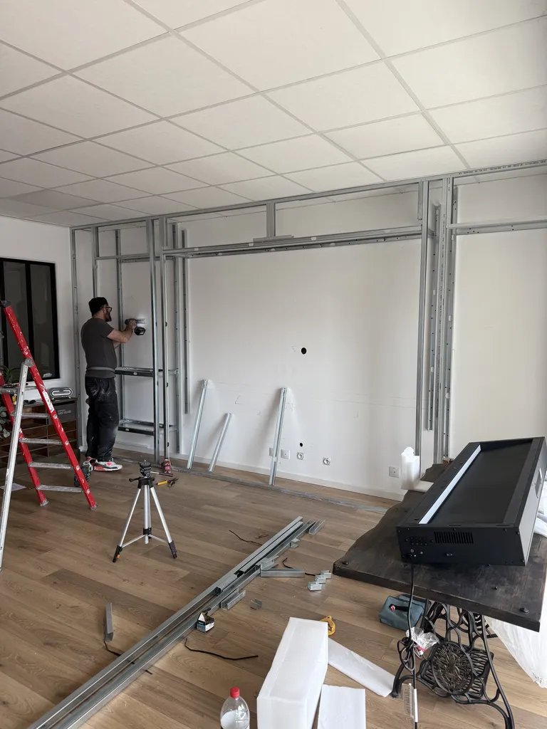 Ravalement façade maison avec traitement fissures et enduit projeté à Marseille et Bouches-du-Rhône durable et esthétique