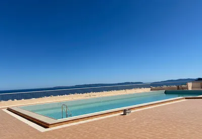 Panorama d'Exception à Bormes-les-Mimosas   T3 de Standing – 75 m² – Vue Port & Aperçu Mer Laissez-vous séduire par cet appartement