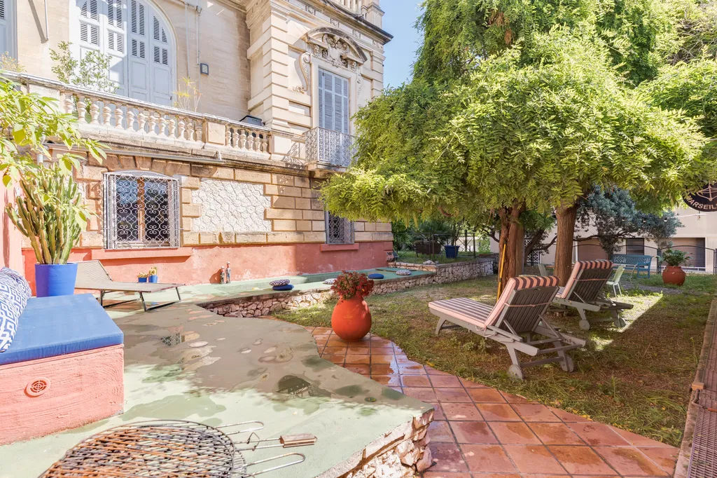 Vente appartement T3 Marseille 8ème  en rez-de-jardin d'une maison de maitre avec parking privatif et couloir de nage