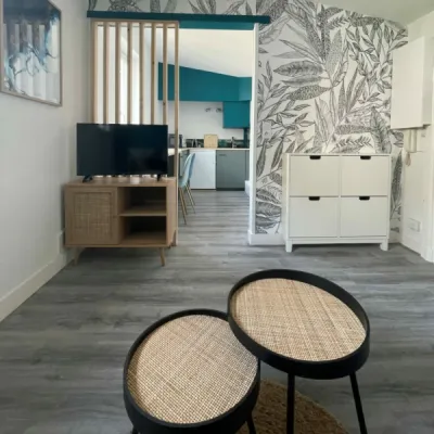 Ambiance accueillante et fonctionnelle idéale pour la location, par l'Atelier D, architecte d'intérieur à Bordeaux.