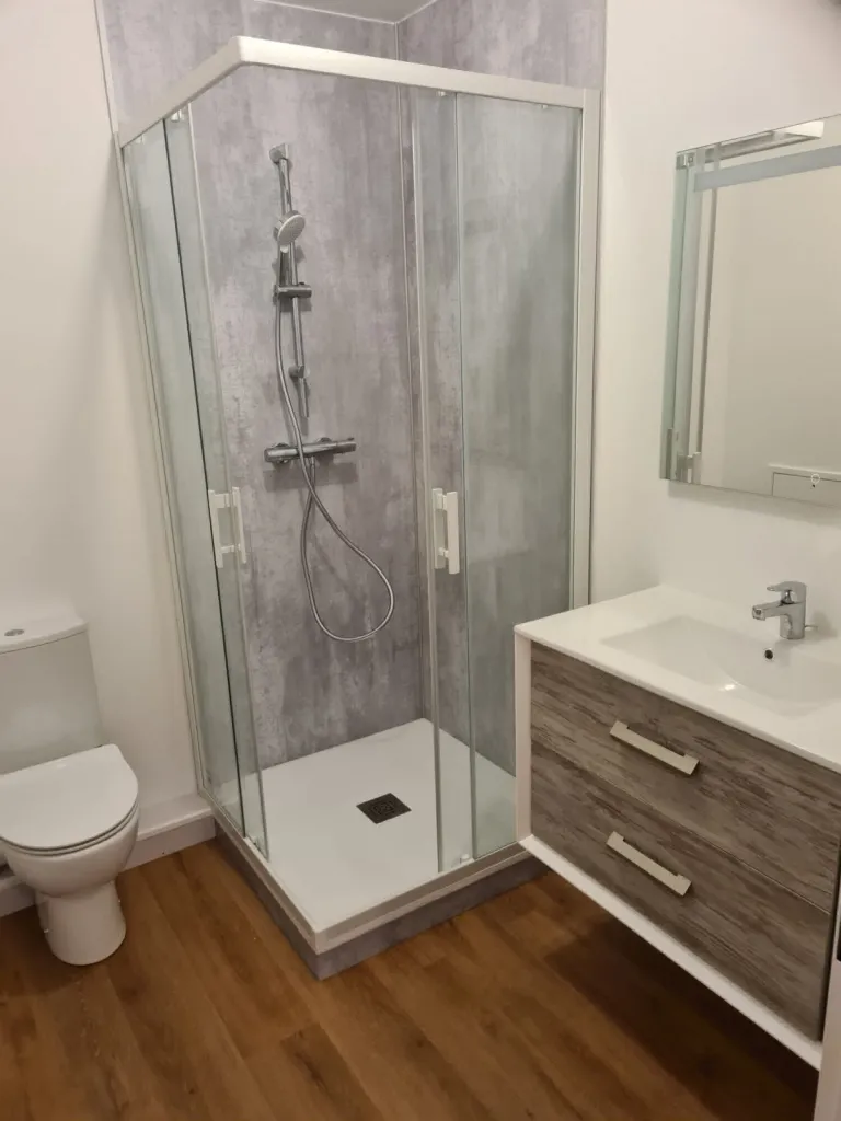 Rénovation d'une salle de bains suite à un dégât des eaux dans un appartement situé en centre ville du Havre 76