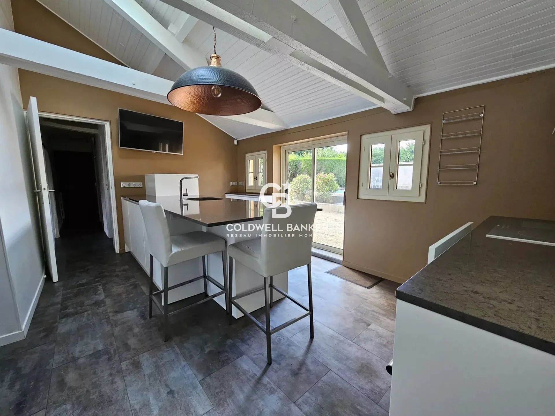 Propriété avec grand garage et studio indépendant à vendre en Sarthe