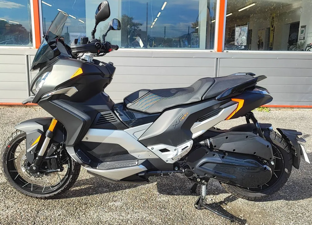 PEUGEOT XP400 GT du 11/2024 avec 100 km.