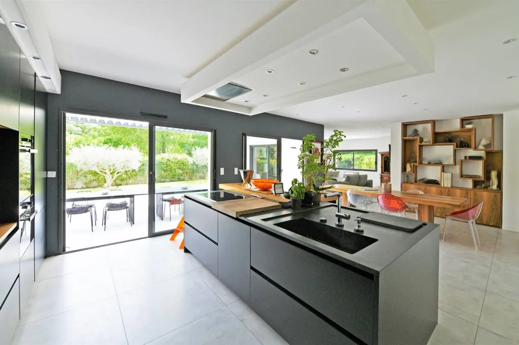 aux Angles, maison contemporaine de plain-pied avec piscine   