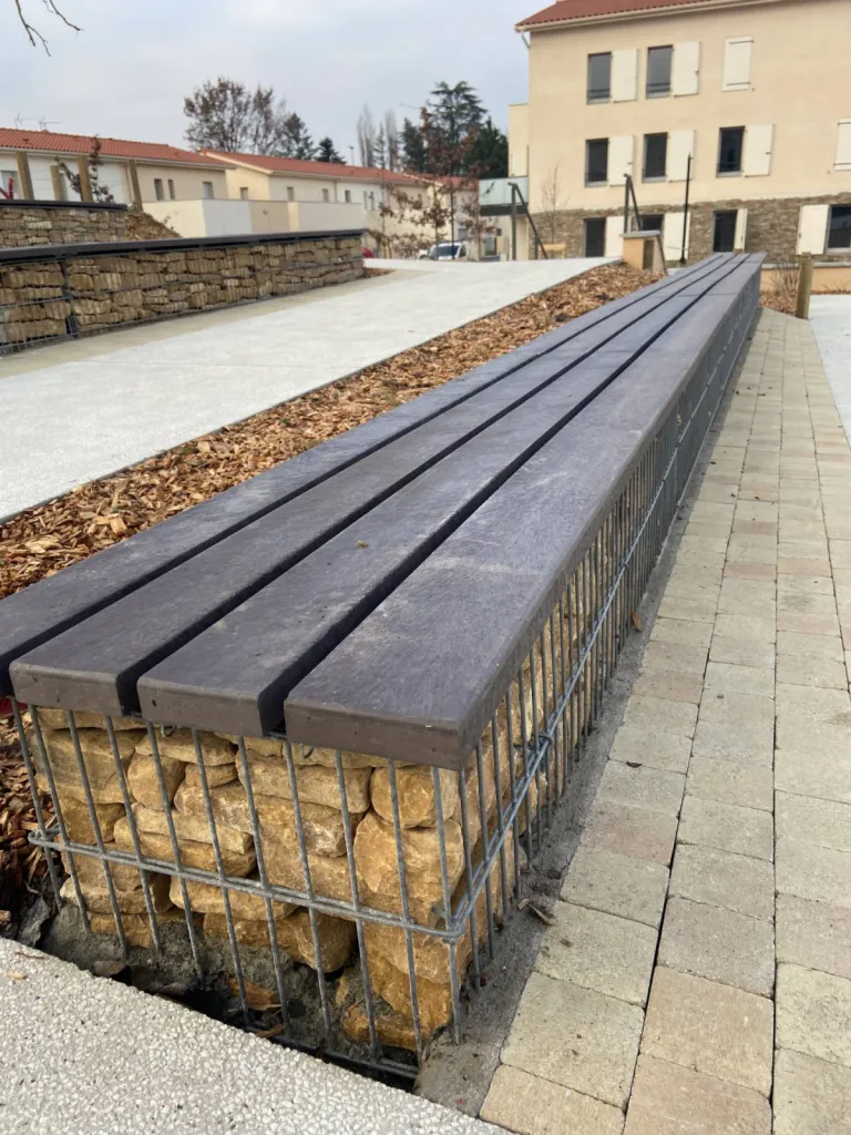 banquette en plastique recyclé sur gabion à GLEIZE (69) avec CALAD JARDINS SERVICES