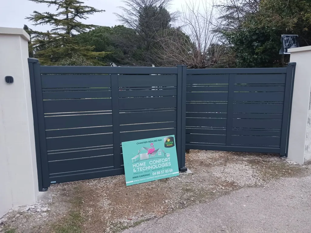 Installation d'un portail en aluminium avec automatisme sur mesure près de Nîmes