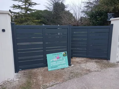 Installation d'un portail en aluminium avec automatisme sur mesure près de Nîmes