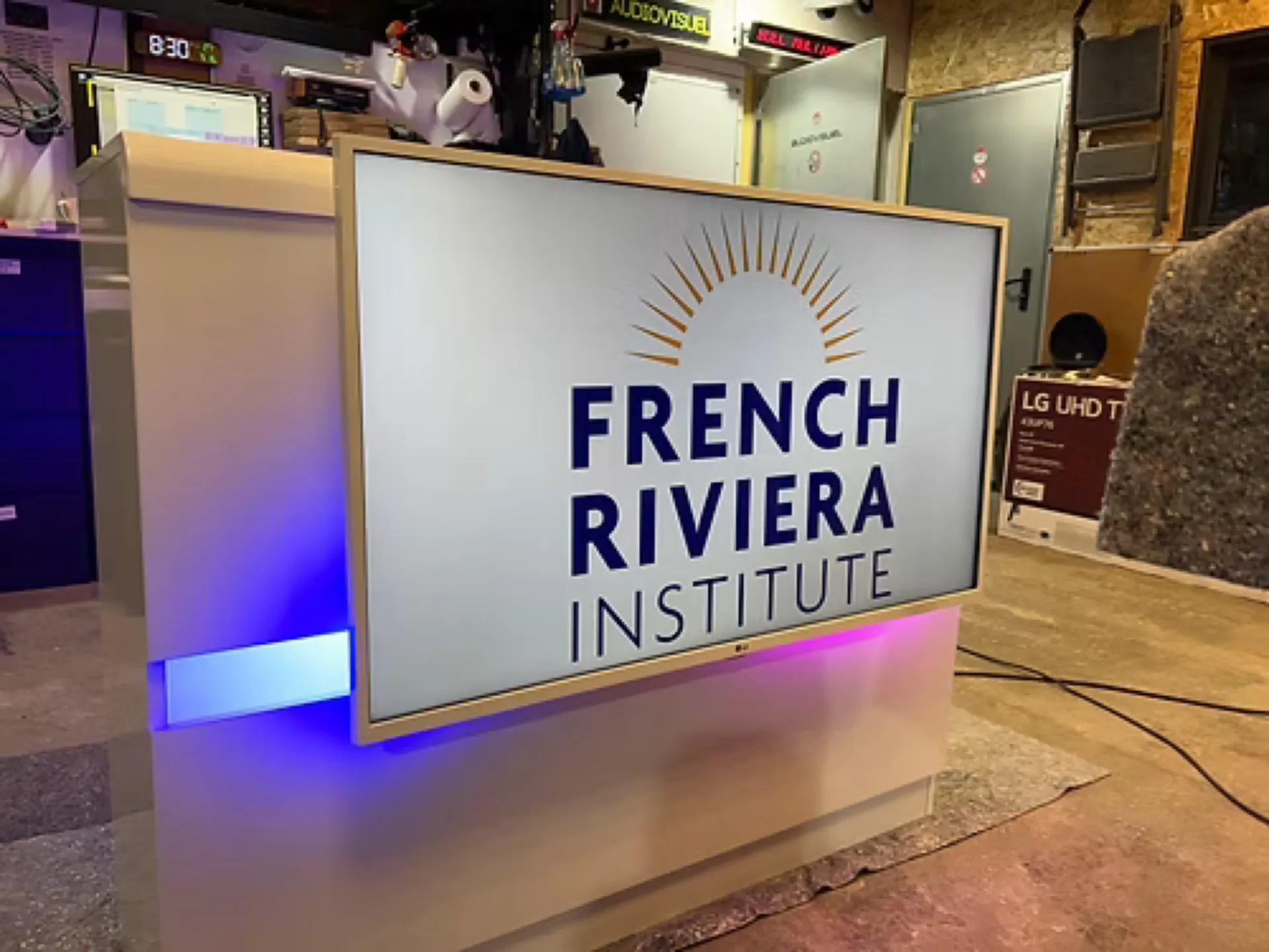 DESK BLANC AVEC ECRAN 43' 107CM DESK 3