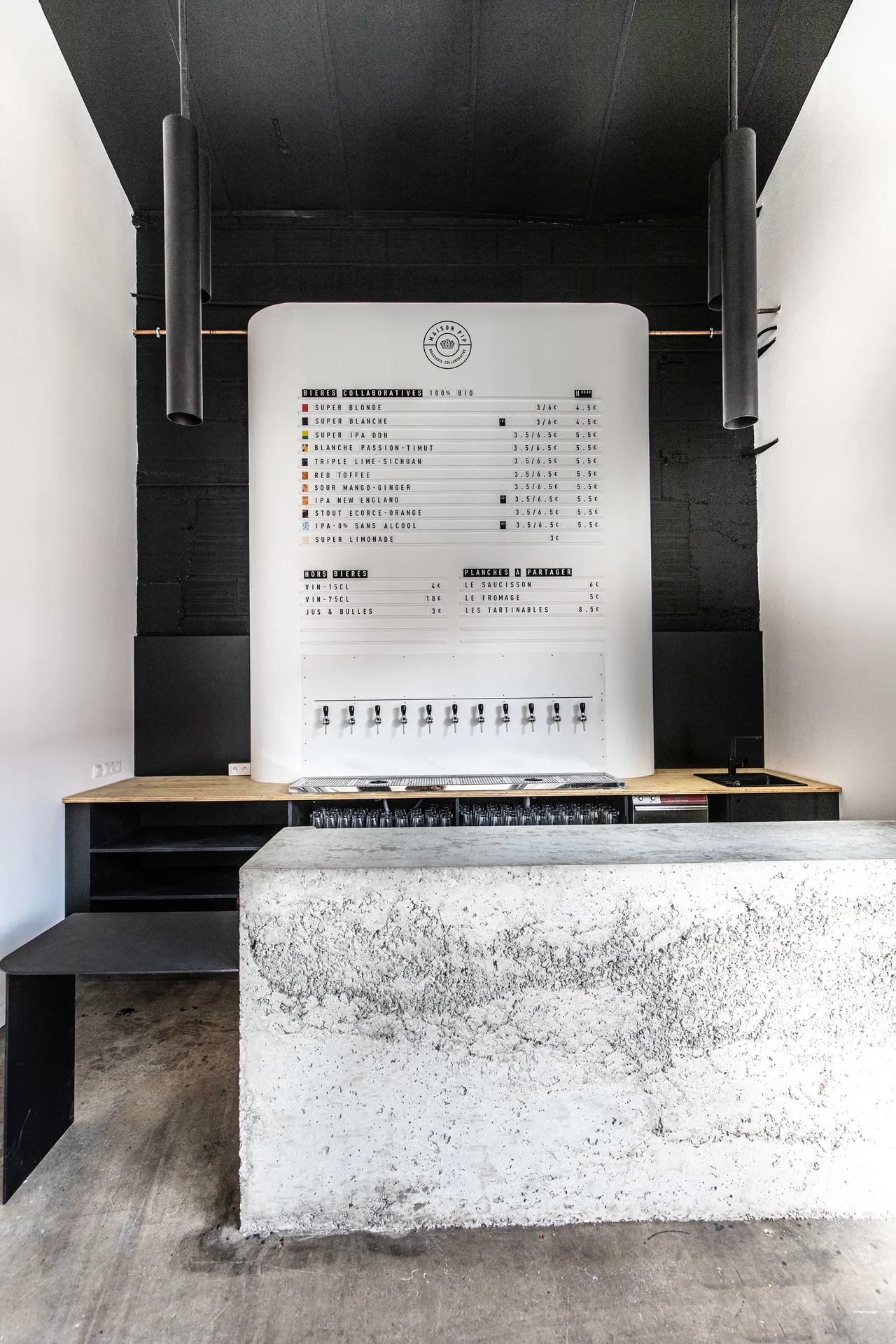 À Bègles, Maison Pip transforme un hangar industriel en brasserie conviviale, lumineuse, célébrant matière, partage et savoir-faire