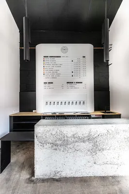 À Bègles, Maison Pip transforme un hangar industriel en brasserie conviviale, lumineuse, célébrant matière, partage et savoir-faire