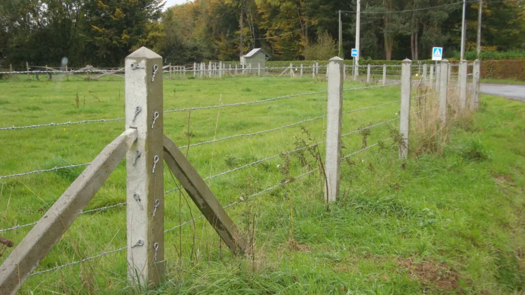 Réalisation d'une clôture d'herbage en poteaux béton à Lieurey 27