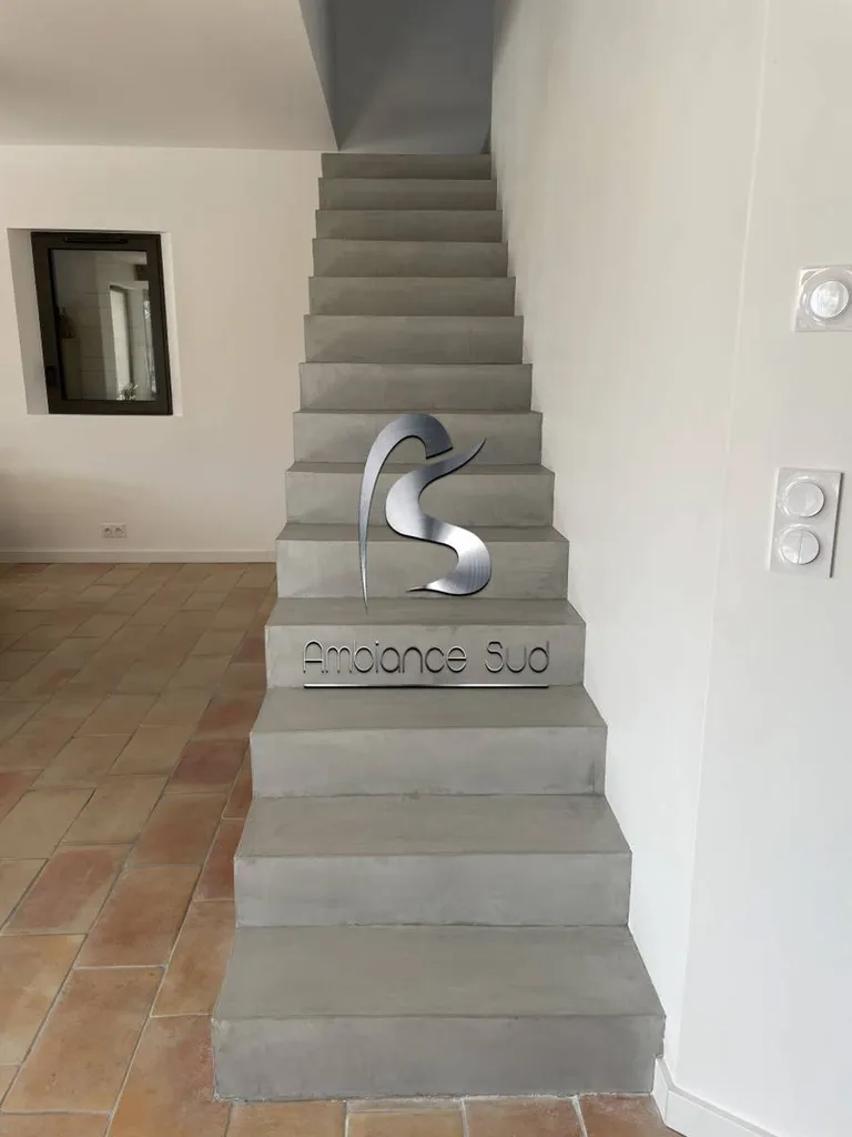 Escalier en béton ciré gris anthracite à Cavalaire sur Mer Var 83