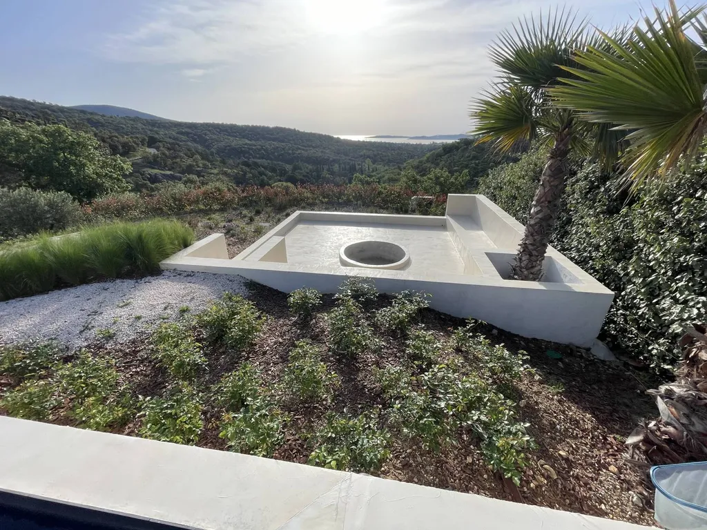 Réalisation d’un salon d’été avec braséro en béton ciré à Saint Tropez