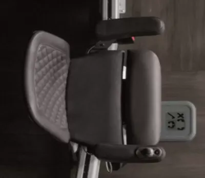 Vente et installation de monte-escalier tournant haut de gamme UP Stairlift à Riom dans le 63 (Puy-de-Dôme) par 3 Baies