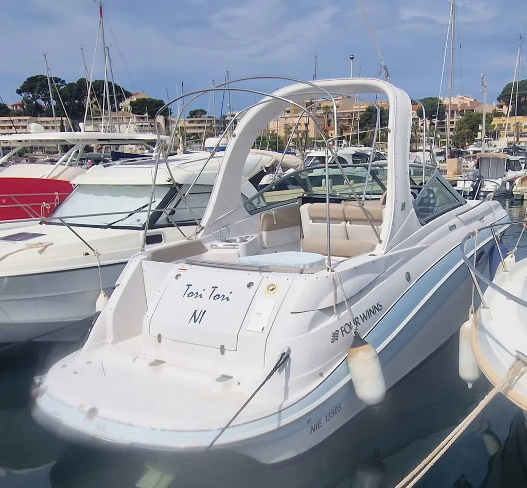 Bateau Four Winns V27  avec cabine d'occasion proche de Six-Fours dans le Var / VENDU