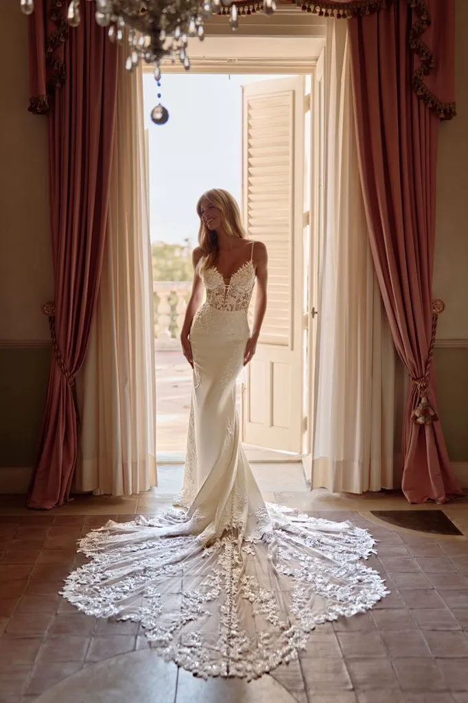 Robe de mariée sirène avec longue traîne en dentelle Marseille centre ville 
