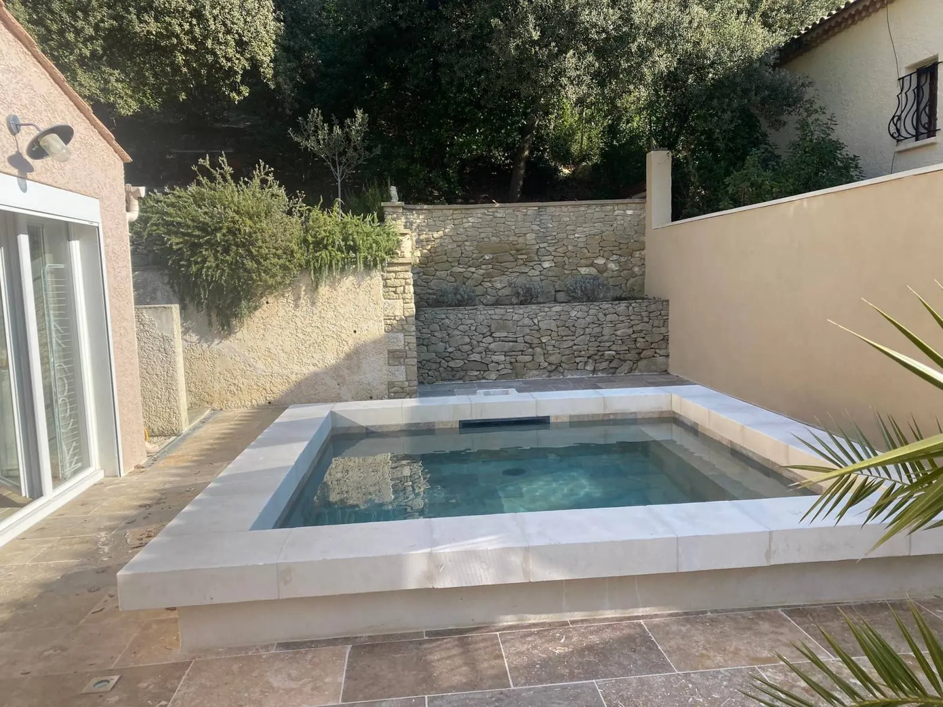 Création de piscine par des maçons paysagistes experts à Eyguières, 13430, pour un aménagement extérieur sur mesure