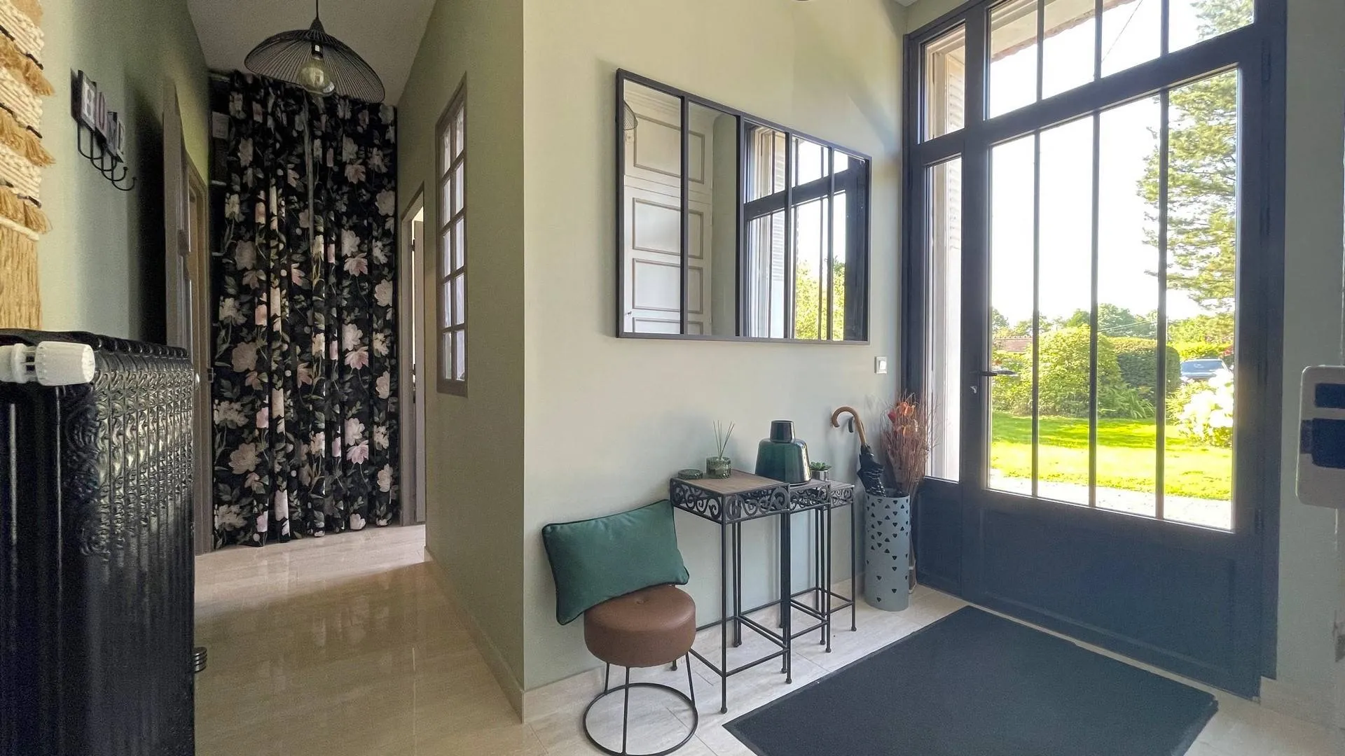 Maison de luxe à vendre proche de Neufchâtel-en-Bray** : Située à proximité des commerces de Neufchâtel-en-Bray et à 40 minutes de Rouen.